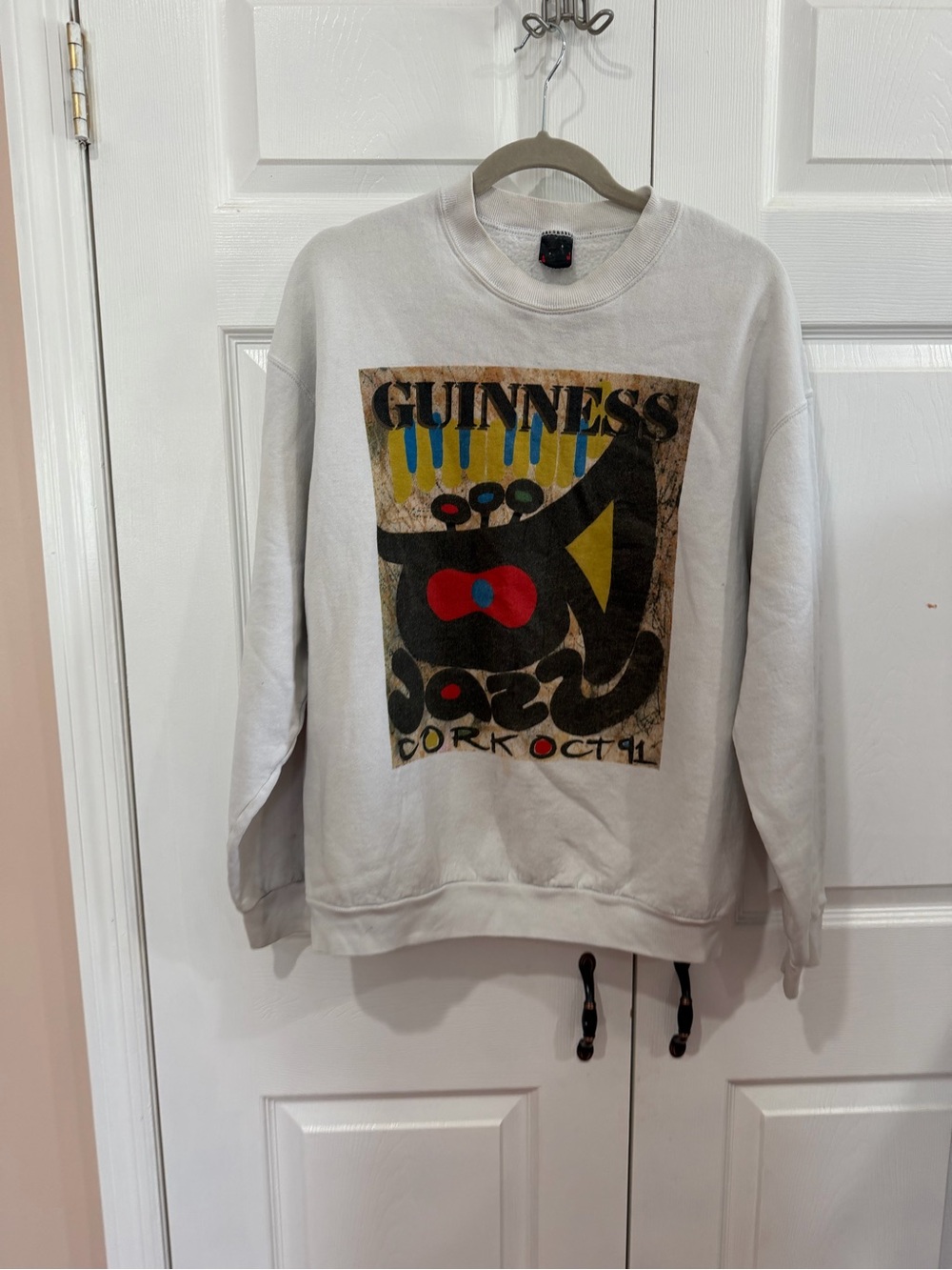 Guinness Crewneck Sweatshirt in Light Gray with Multicolor Graphic